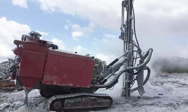 Blurbly портативный компрессор и сверлильный станок широко используются в Африке.